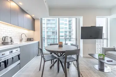 Image de Stellar City Views, Gym, Poolside Retreat Downtown