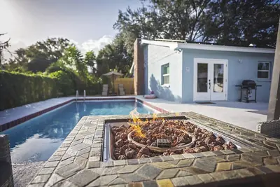 Image de Heated Pool 8 Feet Deep And Fire Pit Blissful 4 Br Home Close To Everything