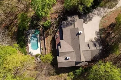 Image de Lakeside Manor ~ With Private Pool and Hot Tub!