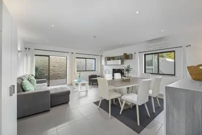 Image de Ultra modern centrally located 2-bed with large terrace and barbecue