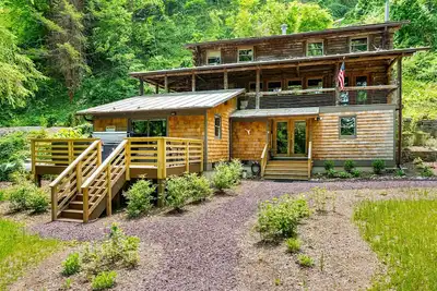 Image de Log cabin w/riverfront & hot tub
