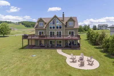 Image de Spacious Lake Retreat w/ Hot Tub & Fireplace