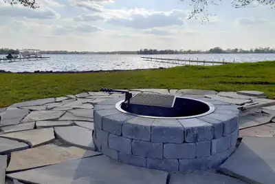 Image de Adorable Chapman Lake Front Home