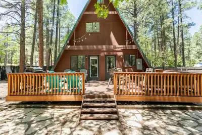 Image de Cozy A-frame Cabin with access to Rainbow Lake and close to Sunrise Ski Resort!