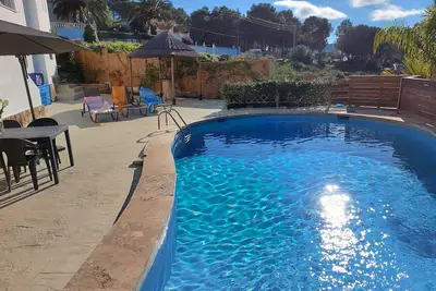 Image de Villa moderne avec vue imprenable et piscine.