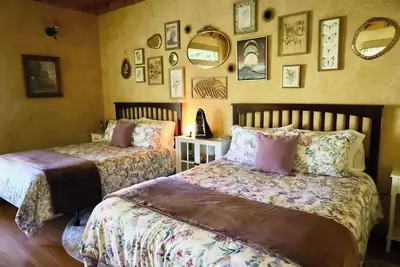 Image de Amethyst Suite • 2 Queen • ClawfootTub • WiFi • Ac