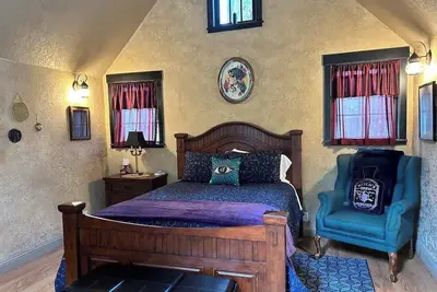 Image de Mystic’s Cottage • Queen Cabin • Soaking Tub • Wi-Fi • Ac