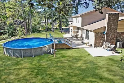 Image de Spacious Lakefront Home | Pool | Hot Tub | Fire Pit | Games