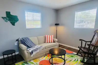 Image de Escape to Comfort & Charm for 4 in Texas’ Bbq Hub!