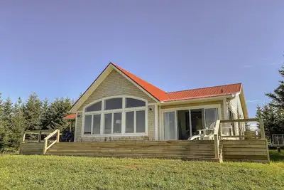 Image de Waterfront oasis with private dock, hot-tub, 2 minutes to beach