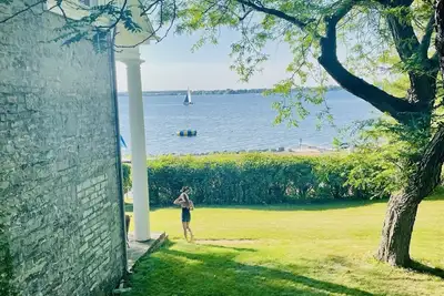 Image de Beautiful Lakeside Stone Mansion w Massive Waterfront & all the toys and views