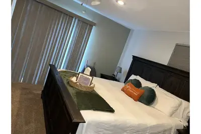 24/7 Entry Private Master En-suite bath & kitchenette