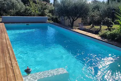 Image de Maison ossature bois dans parc d oliviers et grand espace piscine