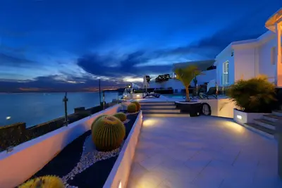 Image de Luxury Puerto Del Carmen Villa | 4 Bedrooms | La Perla | Modern Furnishings | Stunning Sea Views