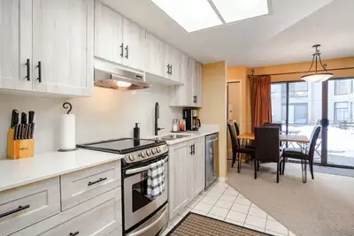 Image de The Maple | Ski-in Ski-out 1 Bed w/ Hot Tub, Pool, Sauna, and Fireplace