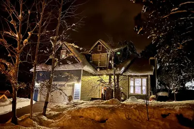 Image de Cozy Elegant home close to sledding-snow park