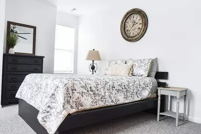 Beautiful Pittsburgh home-walkable area w parking