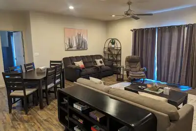 Image de Two Master Suites Close to Trails and the Lake. Minutes to Restaurants and Shops