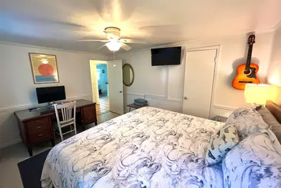 Image de Marshfront Suite downstairs @ the Sea Pear Cottage — views + steps to the beach!