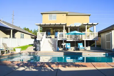 Image de Sandy Pool House, Bar, Hot Tub and Gym, Sleeps 11!