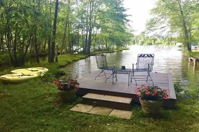 Image de Picturesque cottage on Lake Bowen! Kayaks, Dock, Firepit, Deck, Privacy