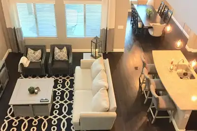 Gorgeous Home with Pool, Outdoor Firepit and Bbq