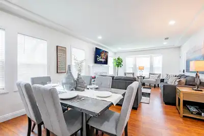 Image de 2 Homes on One Property, near Dtla 6bd-3ba, btw Disney & Hollywood!