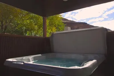 Image de On The Rocks | Themed with Ball Pit & Hot Tub