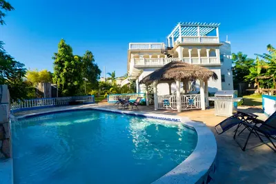 Image de 8BedRoom/8 BathRm. 16 guests \nPrice is for the entire house.