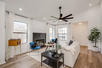 Image de 5 minutes to Domain and Q2 Stadium! Single Family Home