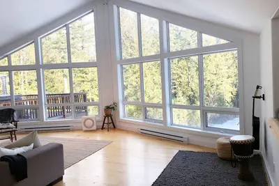 Image de Beautiful and bright 4 bdrm chalet. Extreme comfort surrounded by nature’s best!