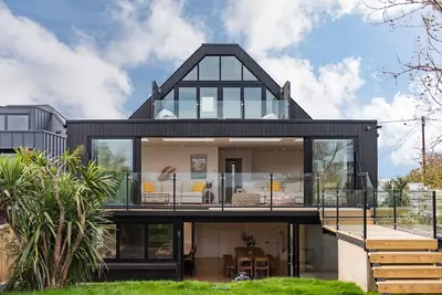 Image de Waters Edge - a holiday let by Bloom Stays that sleeps 15 guests in 6 bedrooms