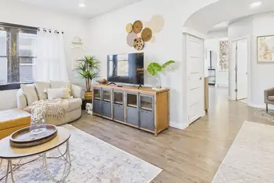 Image de Stay right downtown at a historical updated property