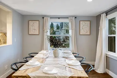 Image de 8022 entire · Huge 8b5b House @Edmonds/close to Ferry Terminal