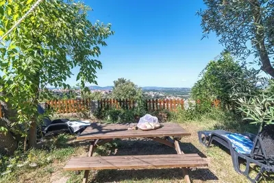 Maison de vacances \"Home on the hill\" avec vue sur les montagnes, jardin et Wi-Fi.
