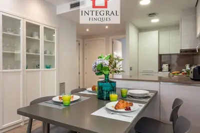 Image de Appartement moderne en centre-ville, avec balcon, climatisation et parking, à 150m de la plage