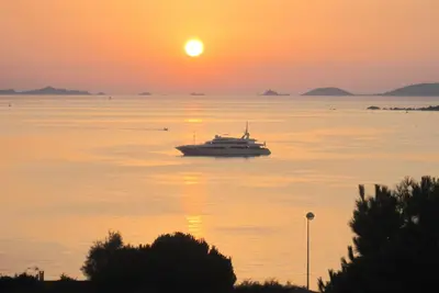 Image de Villa surplombant la mer à 300 m de la plage