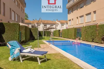 Image de Maison Familiale Duplex avec Terrasse, Piscine, Parking et Proche Plage