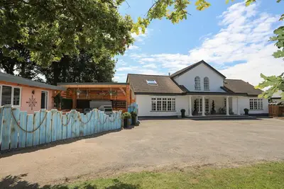 Image de Y Goedwig, pet friendly, country holiday cottage in Llanfaelog