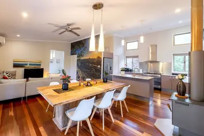 Image de Eco House with private pond & forest. Noosa Hinterland Retreat