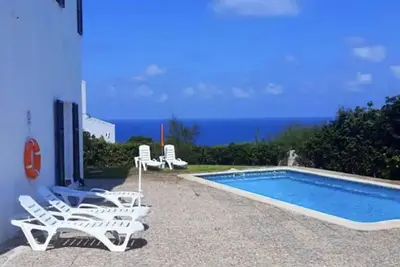 Image de Villa privée située à Cala Morell, avec une vue magnifique sur la mer.