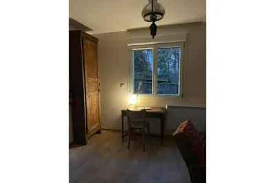 Image de Petite maison chaleureuse au pied de la forêt