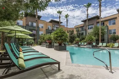 Image de Luxury 1 Bed Condo. 11 miles away from spring training. Walk to bars restaurants