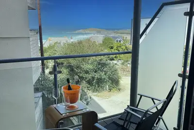 Image de 17 Ocean One is a 2 bedroom sea view apartment in Pentire and a stones throw from the world famous F