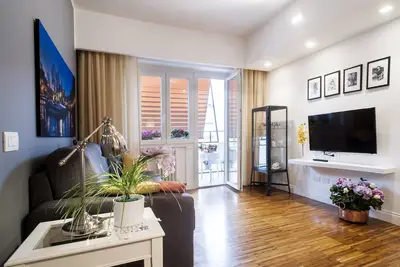 Image de Roma-Incantata, Terrasse Aménagée, Central, à côté du \"Métro A\", Quartier Animé.