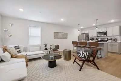 Image de New Insta-Worthy Home Steps From The Lakes