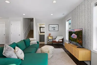 Image de New Spacious Abode | Bright + Modern Uptown Home