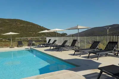 Appart 4 pers piscine chauffée, wifi, 2 chambres, clim, 7 min mer, 1 min rivière