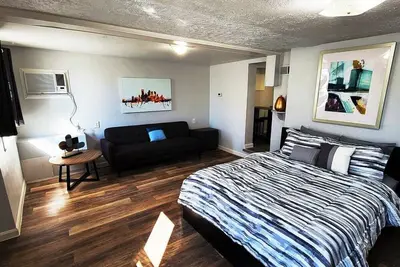 California Ave Quarters - Modern 1br - Ez Parking