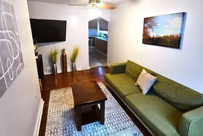 Image de Carey Way Quarters – Stylish 3-Bedroom Loft!